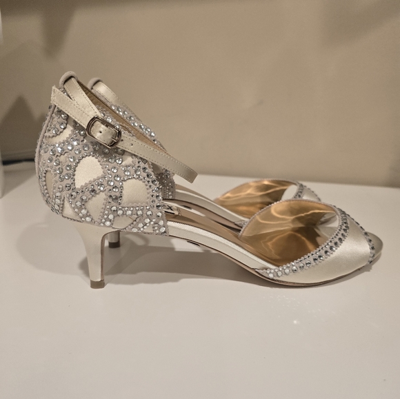 Badgley Mischka Gillian Ivory Ankle Strap Kitten Heels Womens 9.5 - Picture 11 of 11